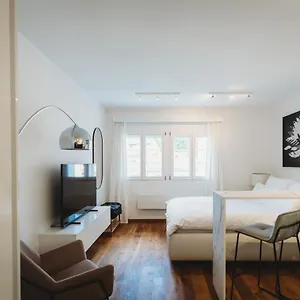 Romantic Jump Overlooking River, Free Parking Apartment