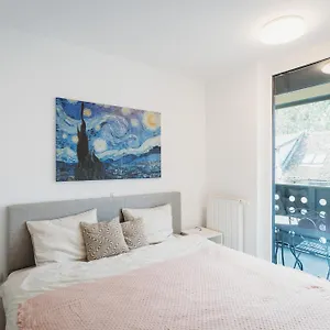 Peaceful Little Retreat, Spacious Free Garage Park Apartment
